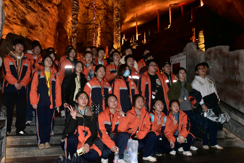 地質(zhì)奇觀與非遺共繪成長畫卷，黃龍洞景區(qū)迎來冬季研學(xué)游熱潮