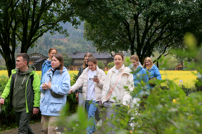 黃龍洞景區(qū)入境游持續(xù)升溫，國(guó)際“朋友圈”不斷擴(kuò)容